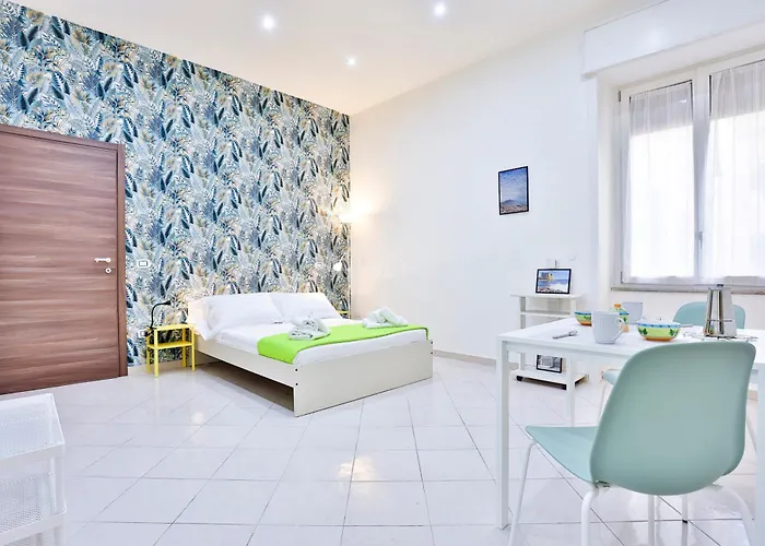 Track Station Studio Apartment - With Netflix